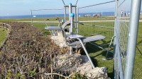 Ostseebad Nienhagen: Widerrechtlicher Bewegungsparcours am Kliff teilweise zwischengelagert.