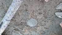 Mit Blähton geschlossenes Bohrloch Mit Blähton geschlossenes Bohrloch